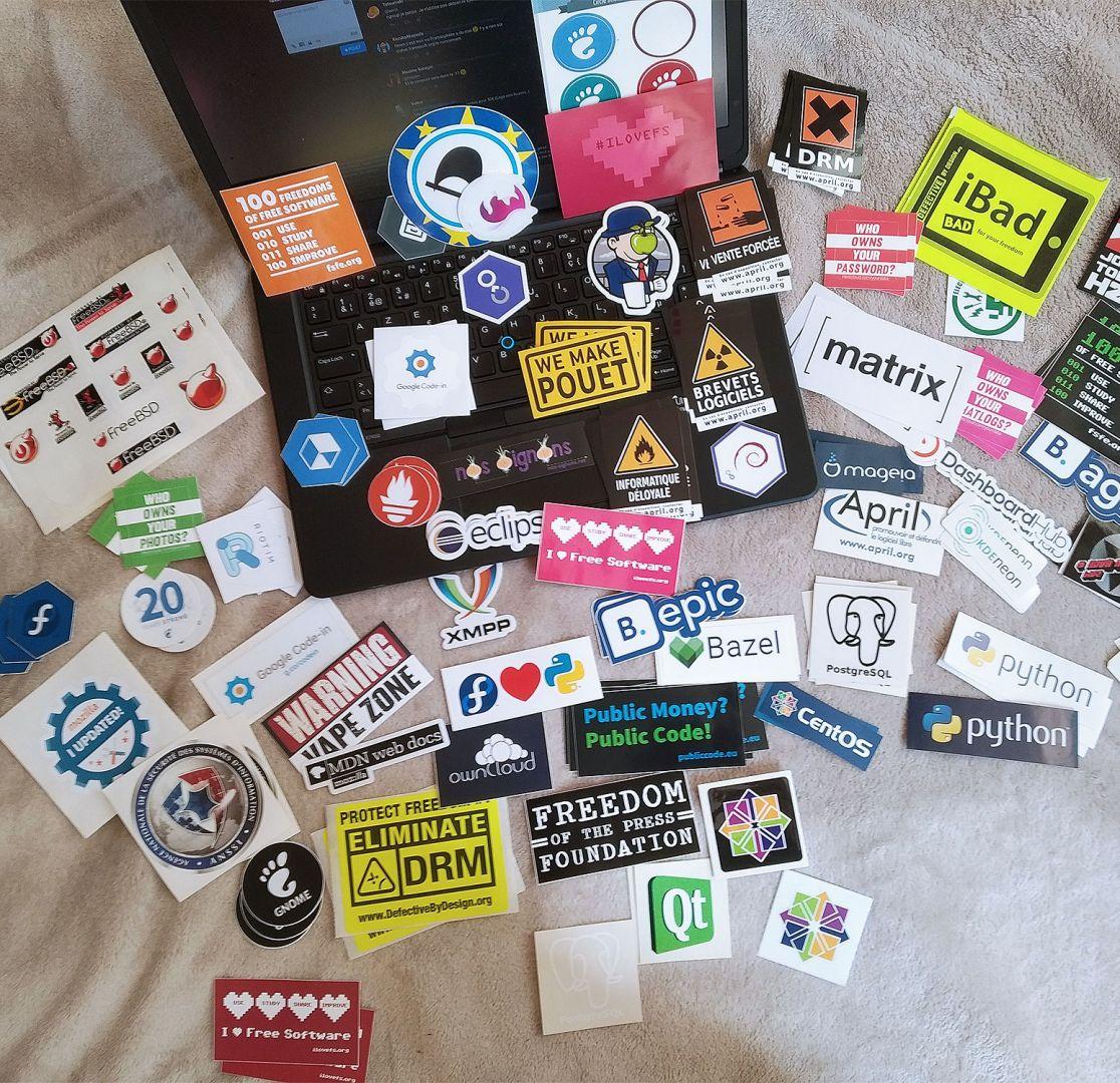 Mon petit laptop avec ma collection de stickers